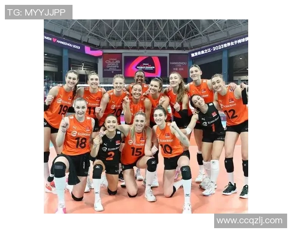 女富二代足球球星携手合影展现豪门风采与运动魅力