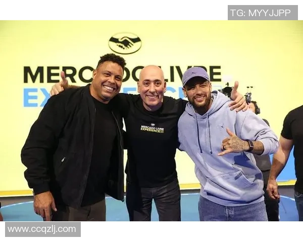 与足球明星同框合影的神秘人物究竟是谁背后的故事你知道吗 与足球明星同框合影的神秘人物究竟是谁背后的故事你知道吗