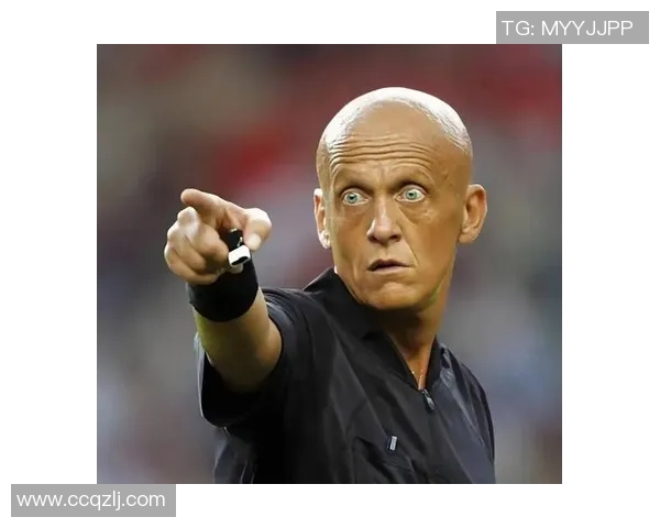 球星力量惊人一脚踢破足球场地面，场景滑稽笑料百出